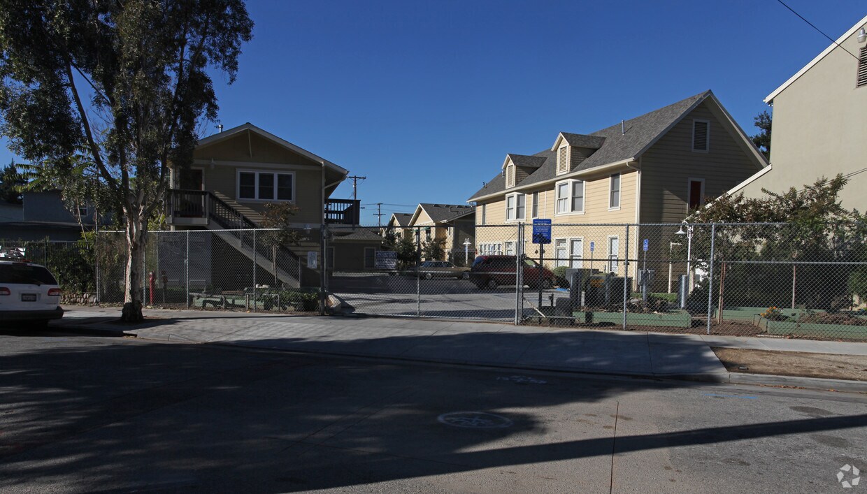 Foto del edificio - Pisgah Village
