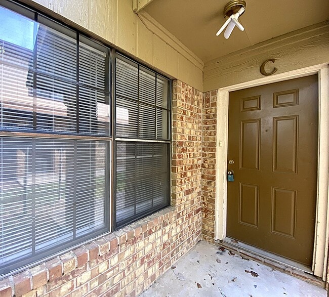 Building Photo - 3901 Hereford Ln