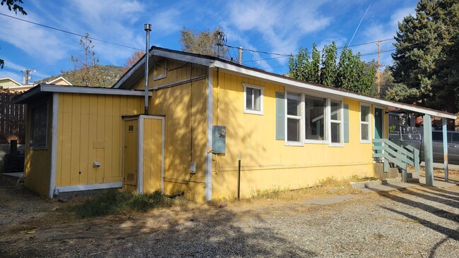 Building Photo - 2 Bedroom Home with Spacious Yard in Frazi...