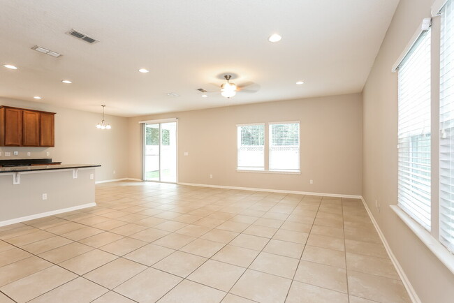 Building Photo - 560 Drysdale Dr