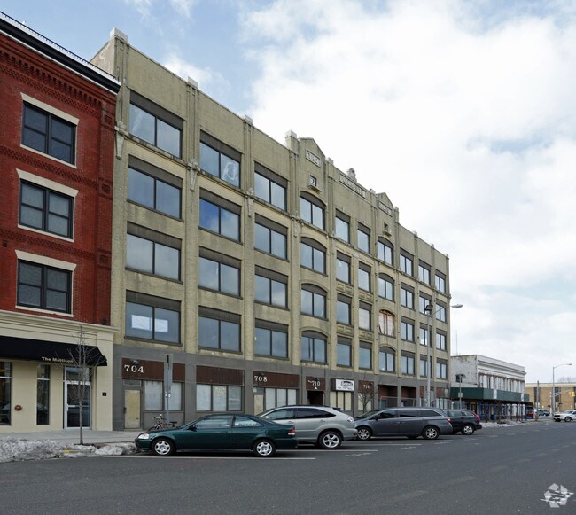 Foto del edificio - 704-720 Mattison Ave