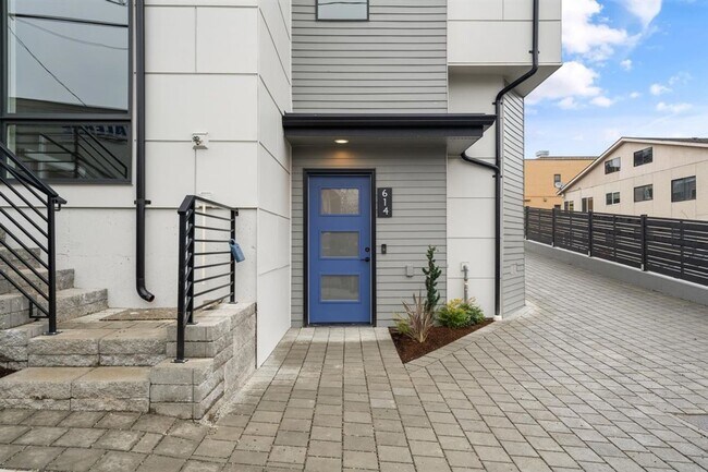 Foto del edificio - Modern 3-story townhome with A/C located i...