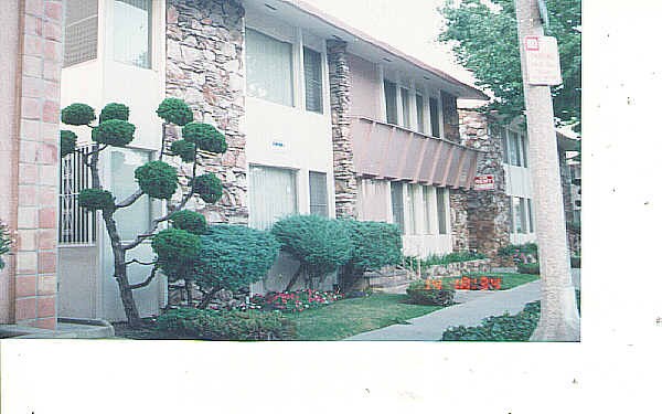 Building Photo - 903 E 1st St