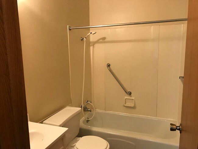 Foto del edificio - Forestview 1 Bedroom Upper Unit