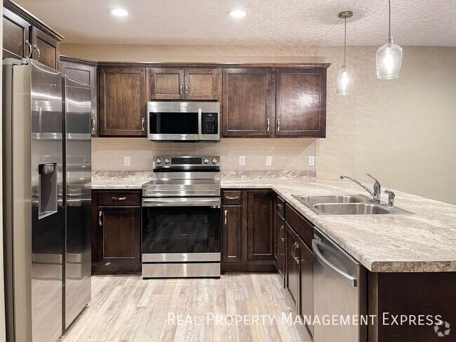 Building Photo - 3 Bedroom 2.5 Bathroom Single Family Townhome
