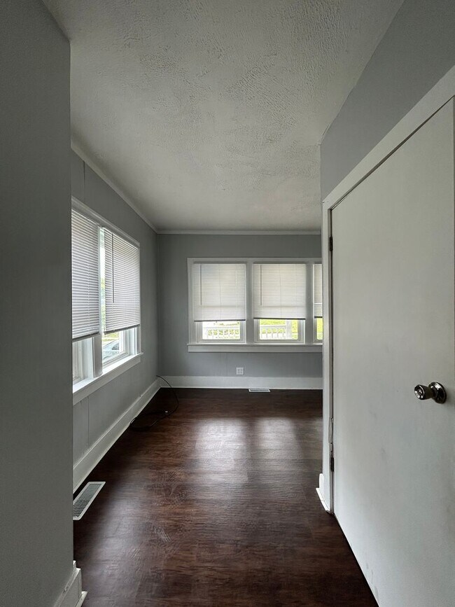 Building Photo - 1303 S Elm St