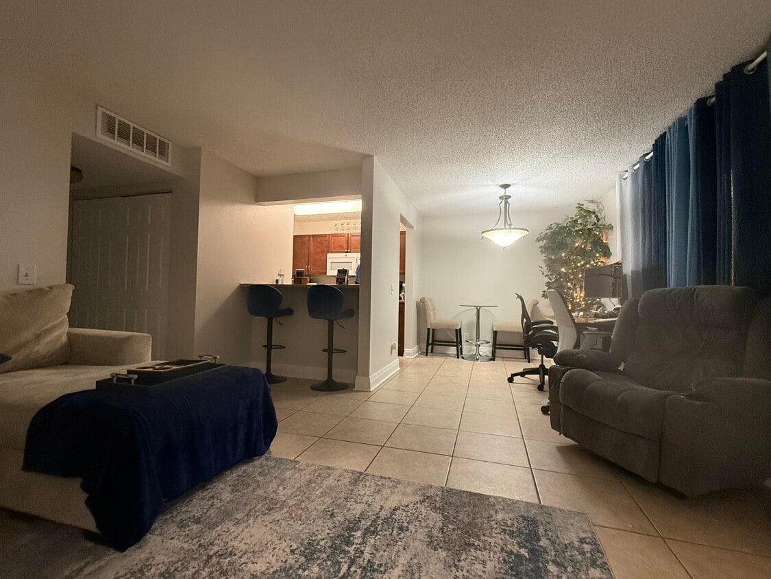 Foto principal - 915 Meadows Cir