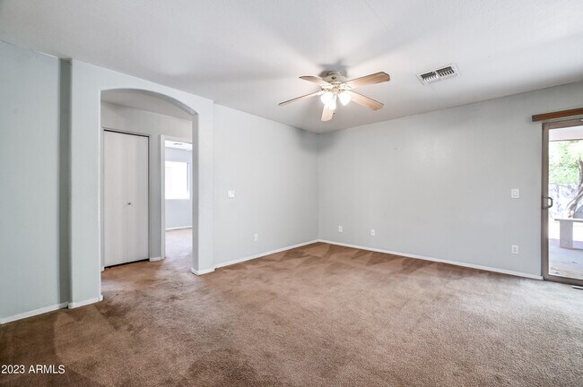 Building Photo - 808 W Roeser Rd