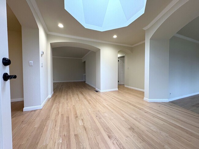 Building Photo - Beautifully Updated 4-Bedroom Home in Prime Mountain View Location!