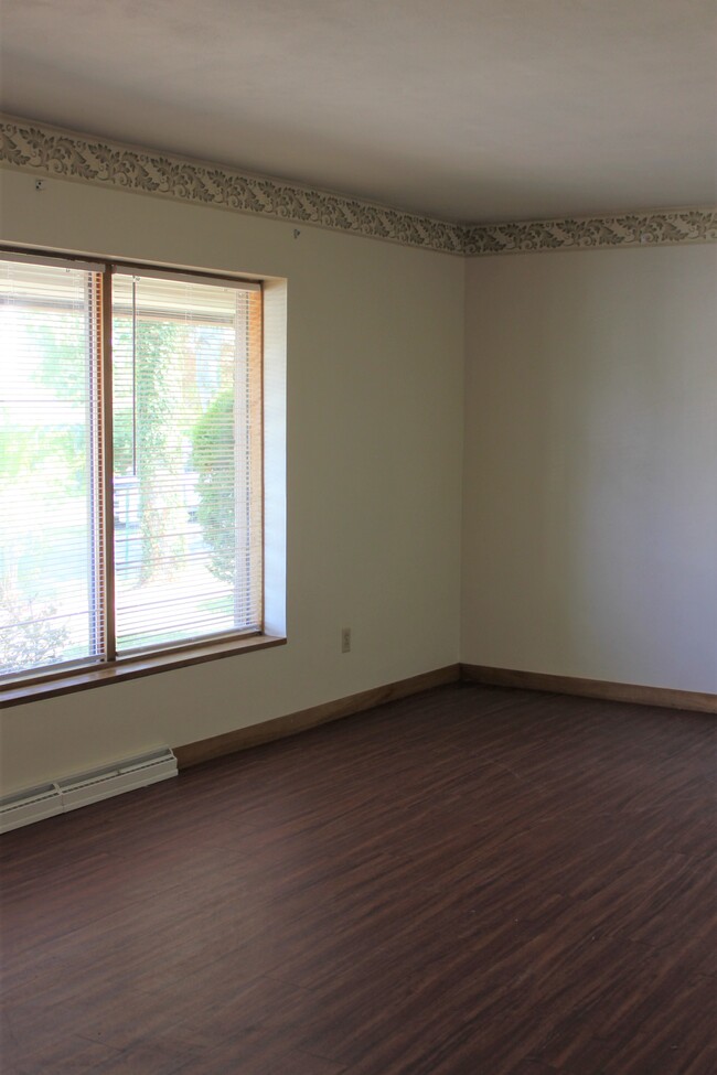 Living room - 1004 Golfview Ave