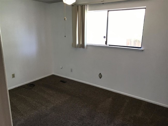 Building Photo - 924 E Greenbrae Dr