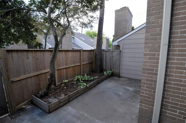 Building Photo - 13952 Hollowgreen Dr