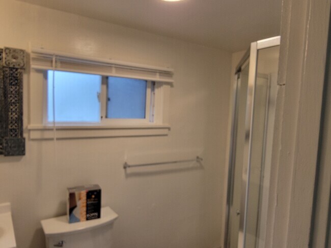 Baño principal 2 Foto 2 - 681 SW Levens St