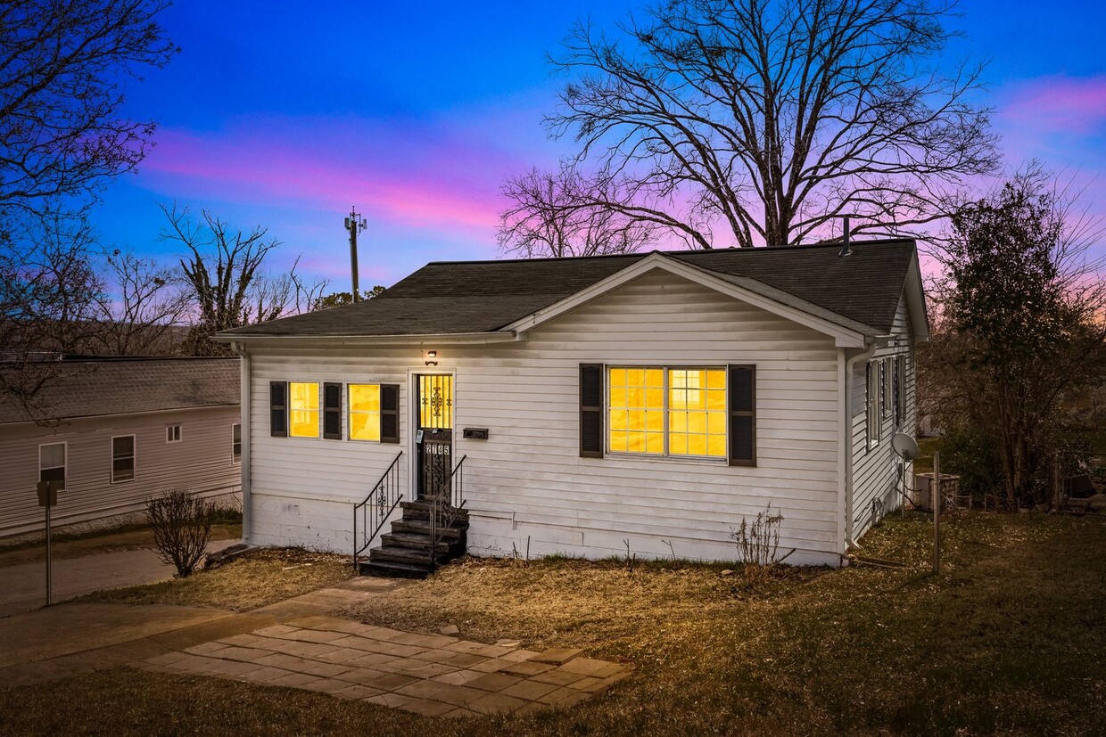 Primary Photo - Beautifully Renovated 4 Bedroom 2 Bath Hom...