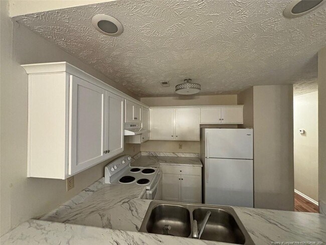 Building Photo - 1812 Tryon Dr