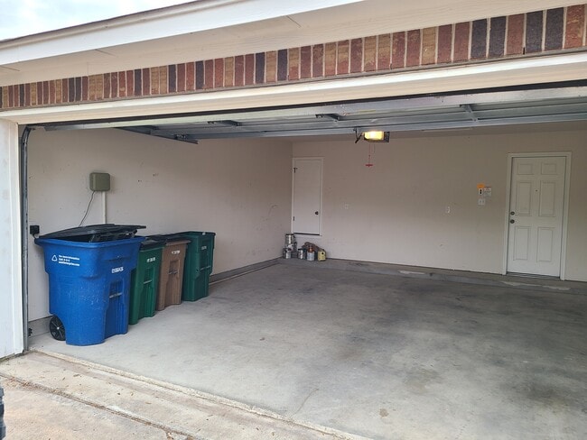 Building Photo - 11208 Friendship Dr