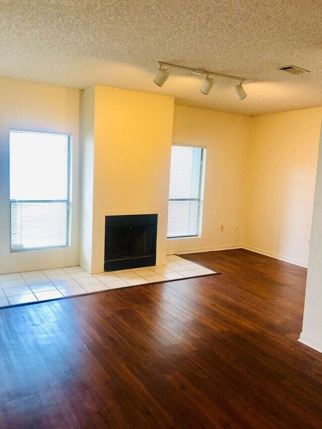 Foto del edificio - First-floor spacious 1-bedroom on LSU bus route