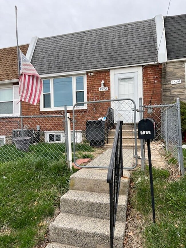 Renovated 3 Bedroom Row Home Available Now! - Renovated 3 Bedroom Row Home Available Now!