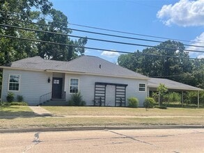 Building Photo - 1001 W Lampasas St