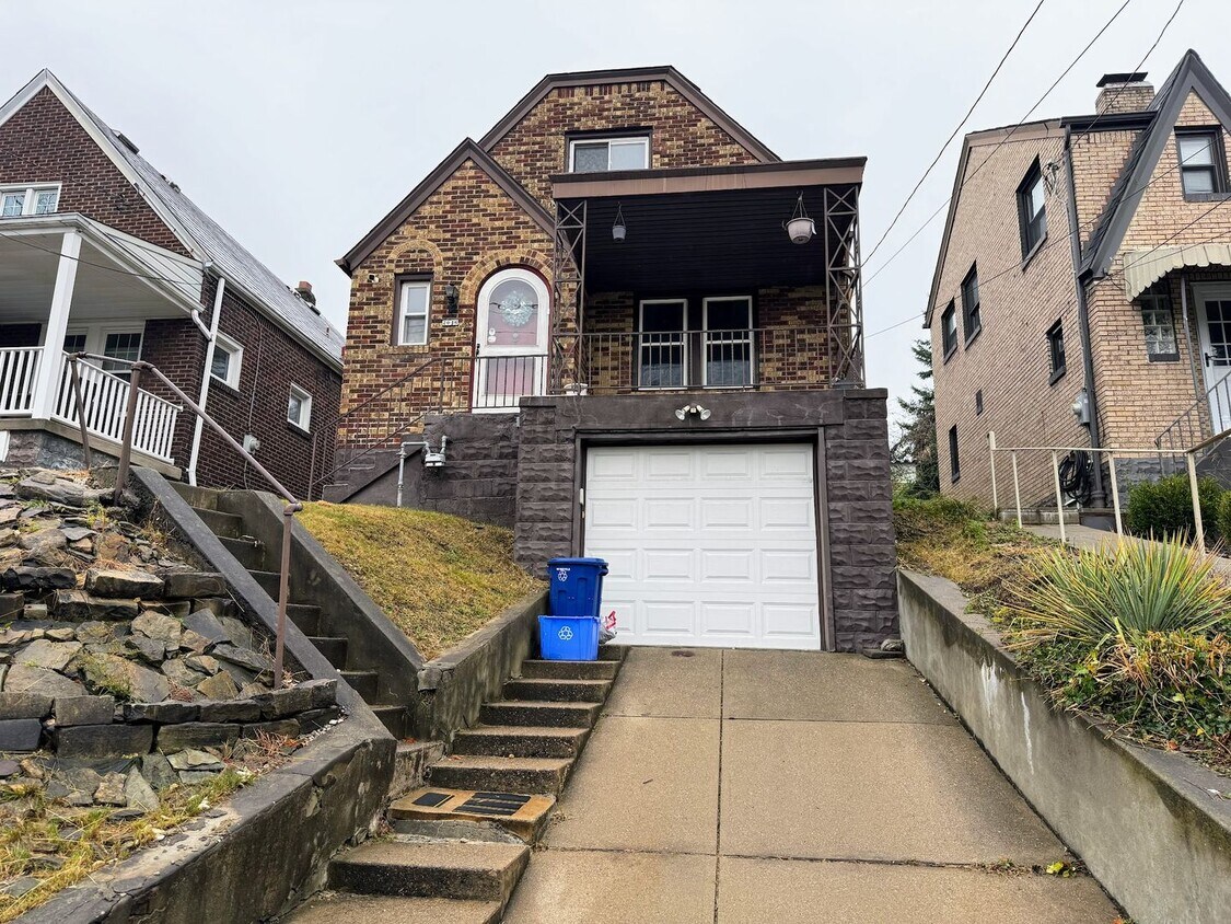 Primary Photo - 3 bed 1 bath - great location, laundry, of...