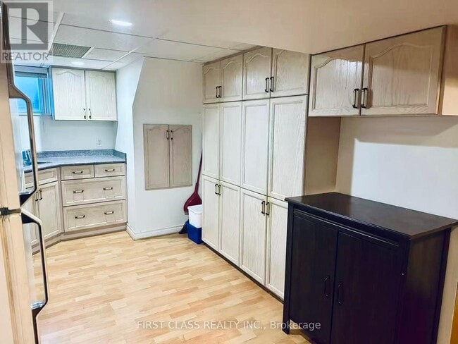 Building Photo - 28 Collins Crescent