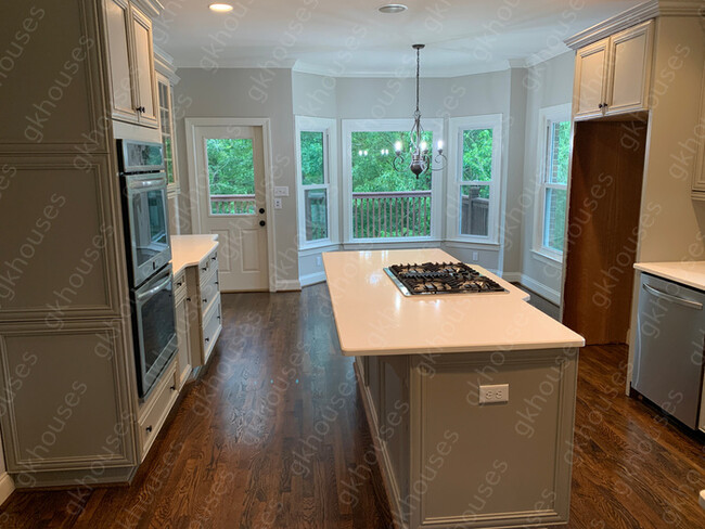 Building Photo - 1012 Pinecliff Cir