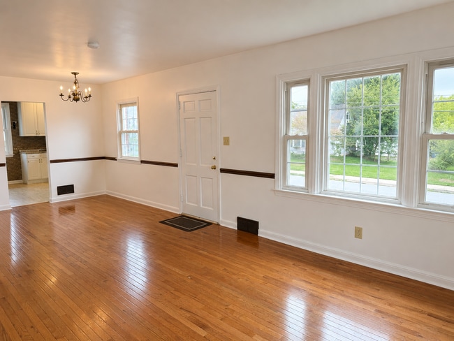 Building Photo - Beautiful 3 Bedroom 1 bathroom Cape Cod with Bonus Room!