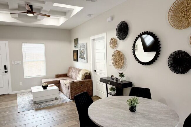 Foto del edificio - "Discover Cozy Comfort: Furnished 1-Bedroom Haven in McAllen's Prime Location!"