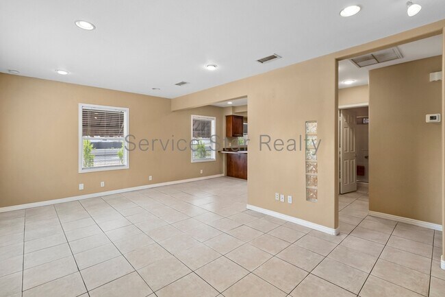 Building Photo - 302 E Weldon Ave