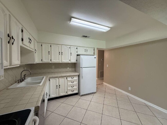 Building Photo - Cozy 2 bedroom duplex with screened patio