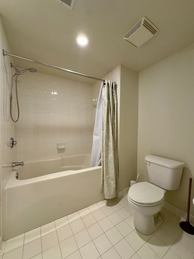 Foto del edificio - Spacious 2Beds/2baths Condo in the Heart o...