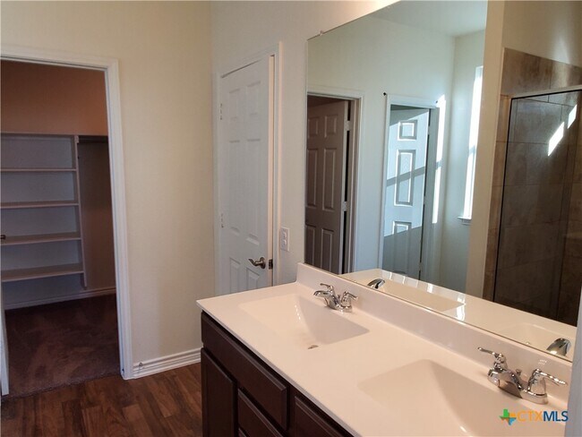 Building Photo - 4005 Woodside Dr