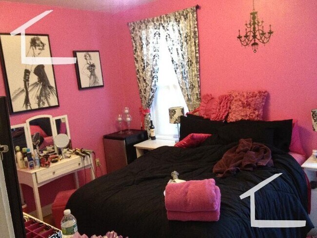 Foto del edificio - No Brokers Fee, Large Unit Steps from the T, Heat, Hot Water Included, Porch, Parking for Rent