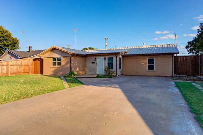 Foto del edificio - 4 Bed 3 Bath Pre-lease in Central Lubbock!!!