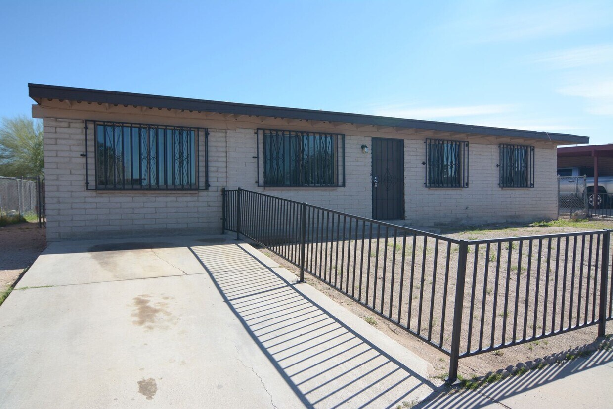 Primary Photo - Charming 4 Bedroom 1 Bath House! South Tuc...