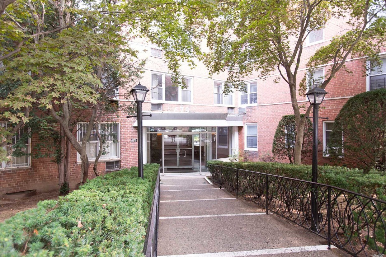 Primary Photo - 679 W 239th St
