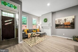 Building Photo - 2427 N Hollywood St