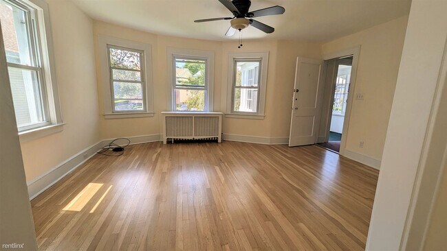 Foto del edificio - 2 br, 1 bath Duplex - 29 Mayflower Avenue 2