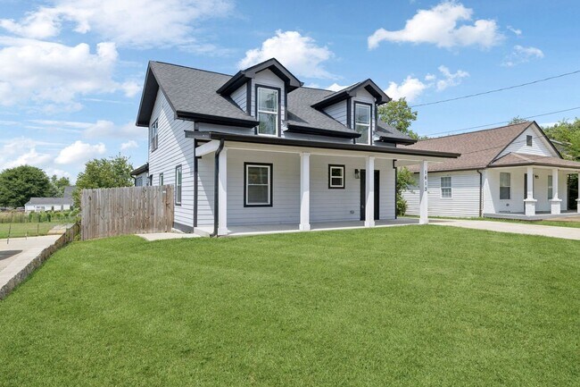 Foto del edificio - Beautifully Remodeled Home Just Minutes From Downtown Nashville