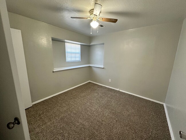 Building Photo - Move -in Special: 3 Bed Home Southwest OKC