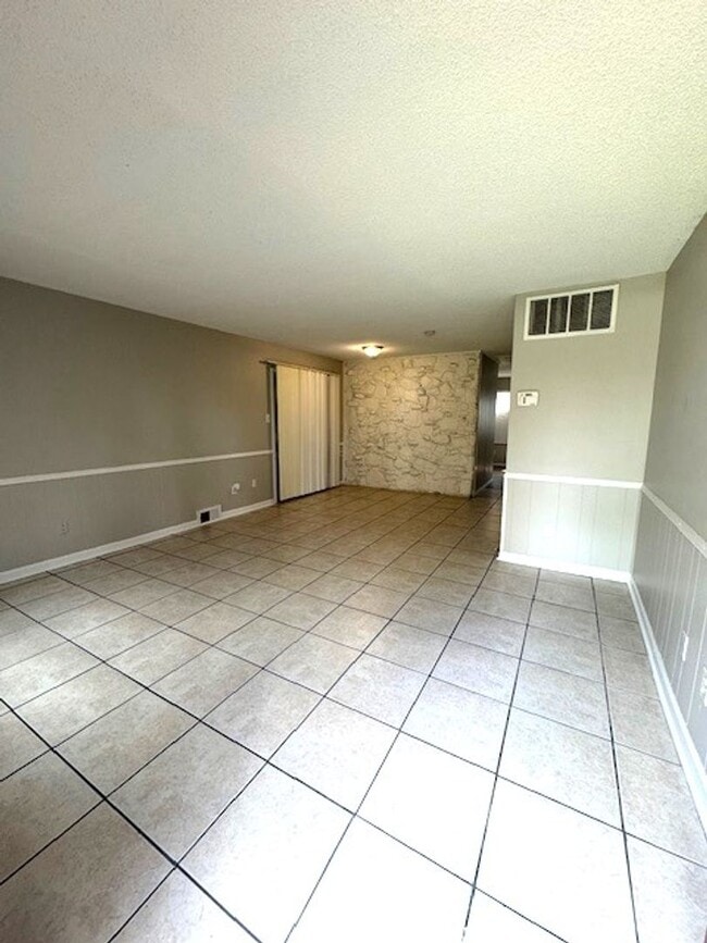 Building Photo - Beautifully Renovated Townhome in Whitehav...