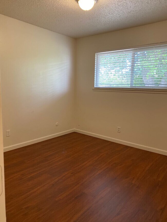 Foto del edificio - Duplex - 2 Bedrooms, 1 Bath.