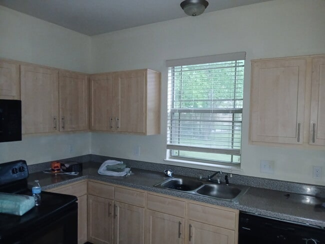 Building Photo - The commons at Somerville