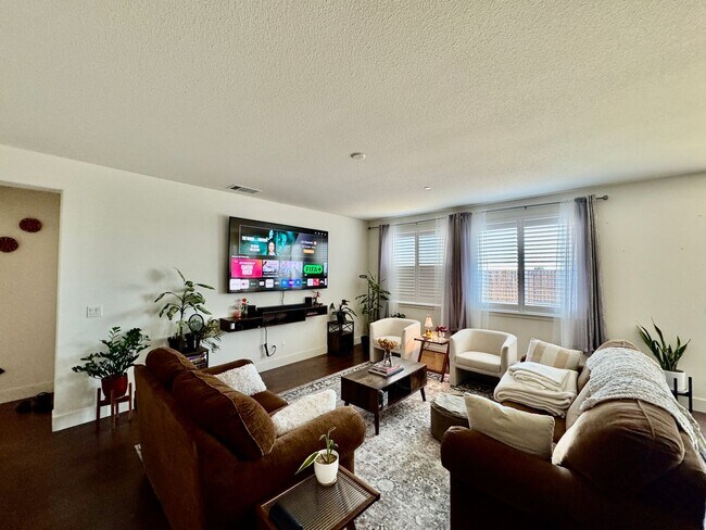 Foto del edificio - 1121 Pearl Dr