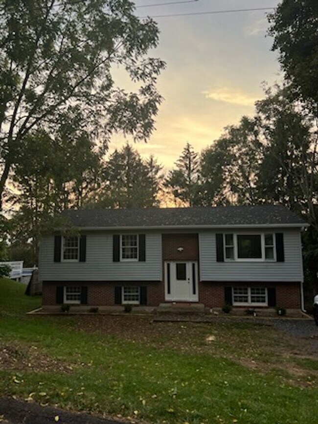 Foto del edificio - Charming Remodeled Single Home in Lemont, PA
