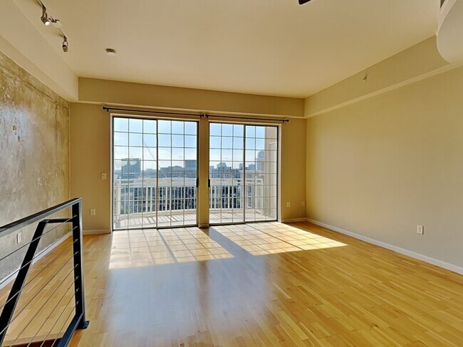 Building Photo - 3225 Turtle Creek Blvd