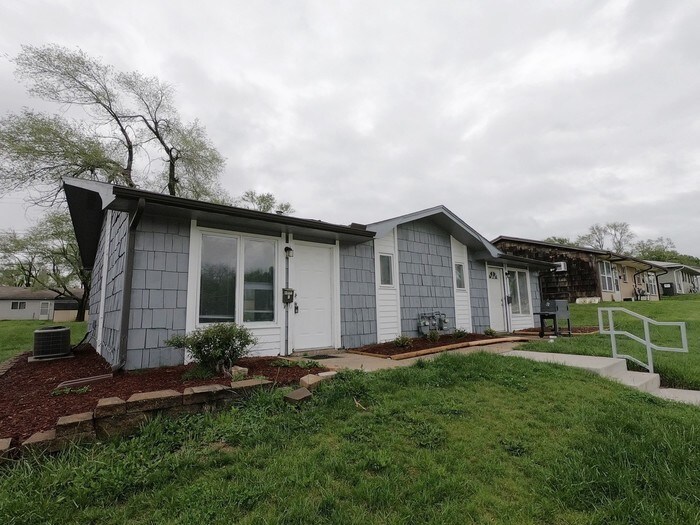 Foto principal - Cute 2 Bedroom Duplex has been Newly Painted!