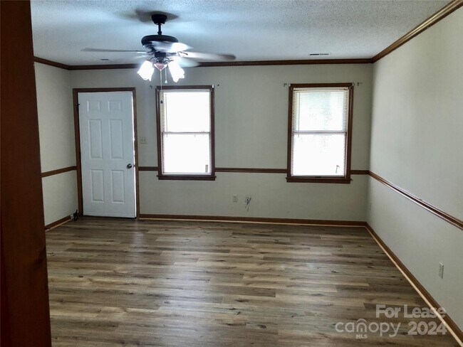 Building Photo - 1637 Green Acres Rd