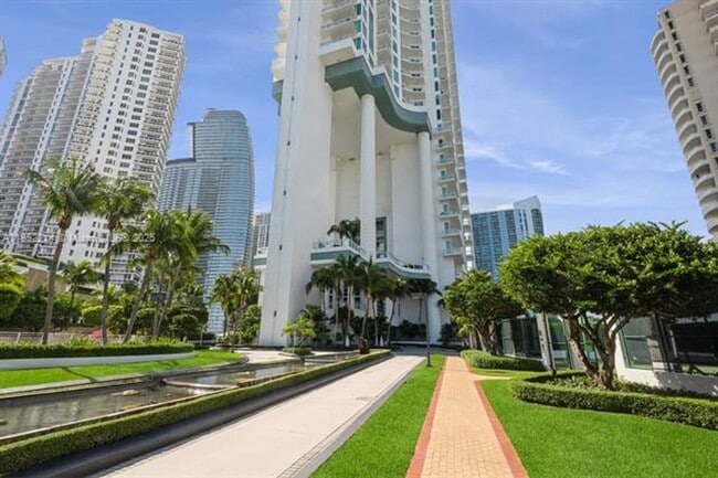 Building Photo - 900 Brickell Key Blvd