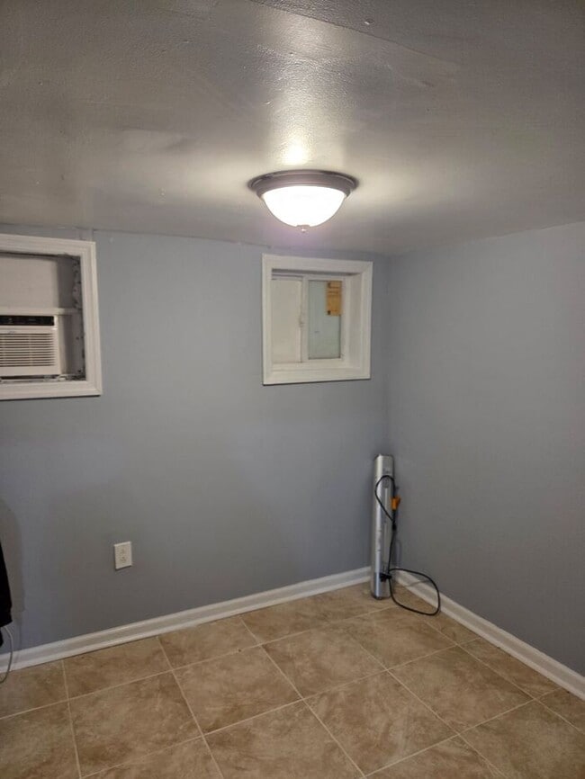 Building Photo - Spacious 3.5 BDR Apartment with Closed Fro...